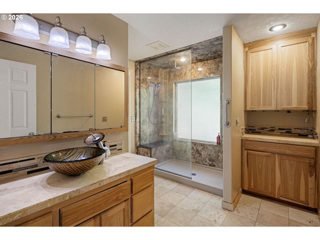 620 S 67TH St, Springfield, OR 97478