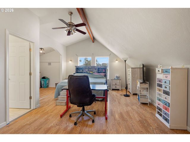 620 S 67TH St, Springfield, OR 97478