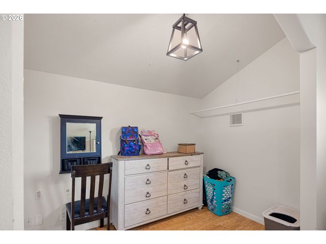 620 S 67TH St, Springfield, OR 97478