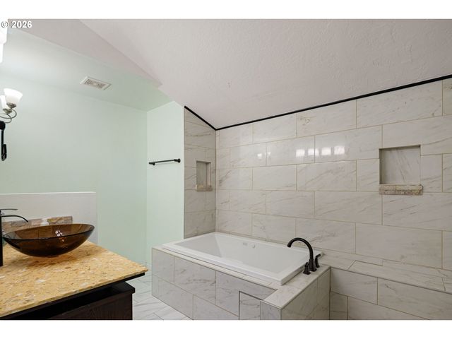 620 S 67TH St, Springfield, OR 97478