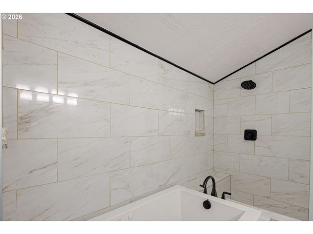 620 S 67TH St, Springfield, OR 97478