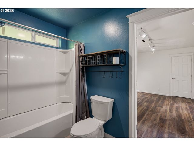 620 S 67TH St, Springfield, OR 97478