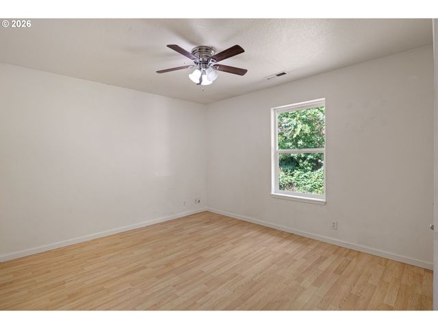 620 S 67TH St, Springfield, OR 97478