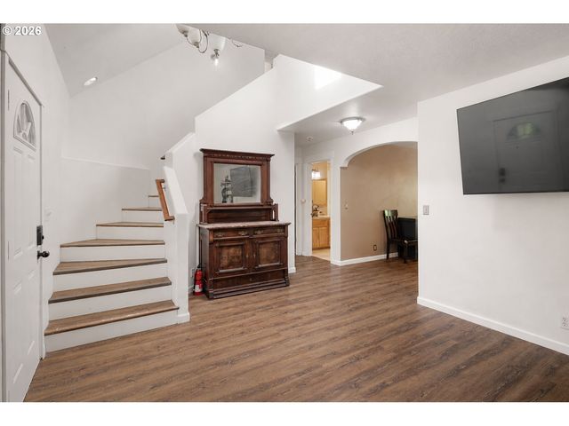 620 S 67TH St, Springfield, OR 97478