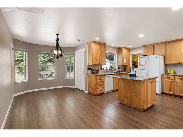 620 S 67TH St, Springfield, OR 97478