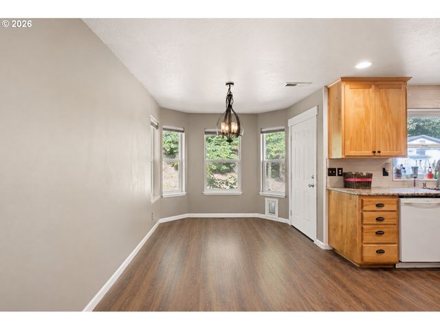 620 S 67TH St, Springfield, OR 97478