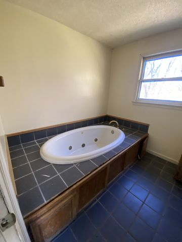 1094 Theta Pike, Columbia, TN 38401