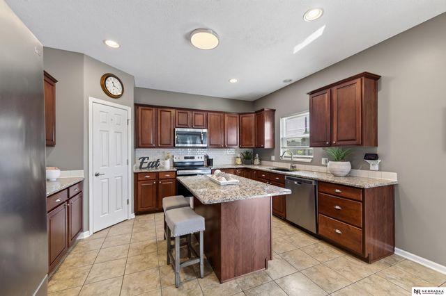 10605 Hillcrest Drive, La Vista, NE 68128