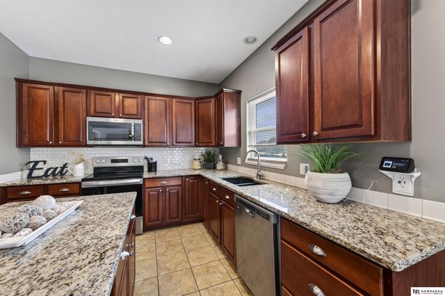 10605 Hillcrest Drive, La Vista, NE 68128