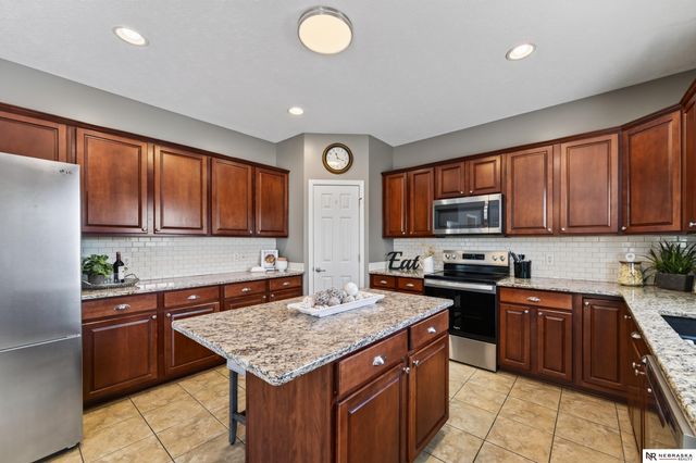 10605 Hillcrest Drive, La Vista, NE 68128