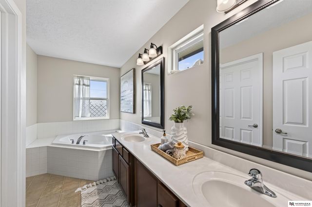 10605 Hillcrest Drive, La Vista, NE 68128