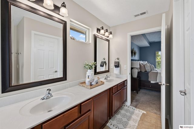 10605 Hillcrest Drive, La Vista, NE 68128