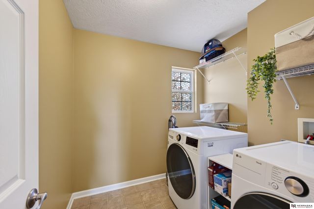 10605 Hillcrest Drive, La Vista, NE 68128