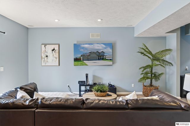 10605 Hillcrest Drive, La Vista, NE 68128