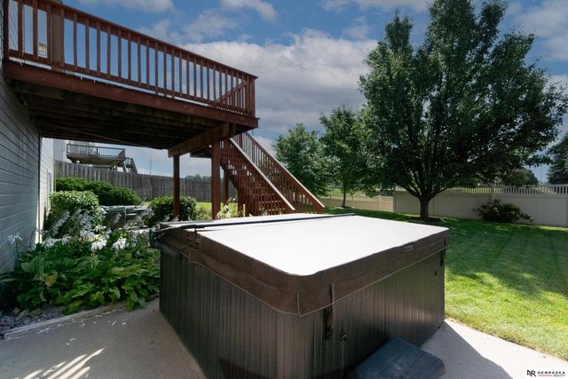 10605 Hillcrest Drive, La Vista, NE 68128