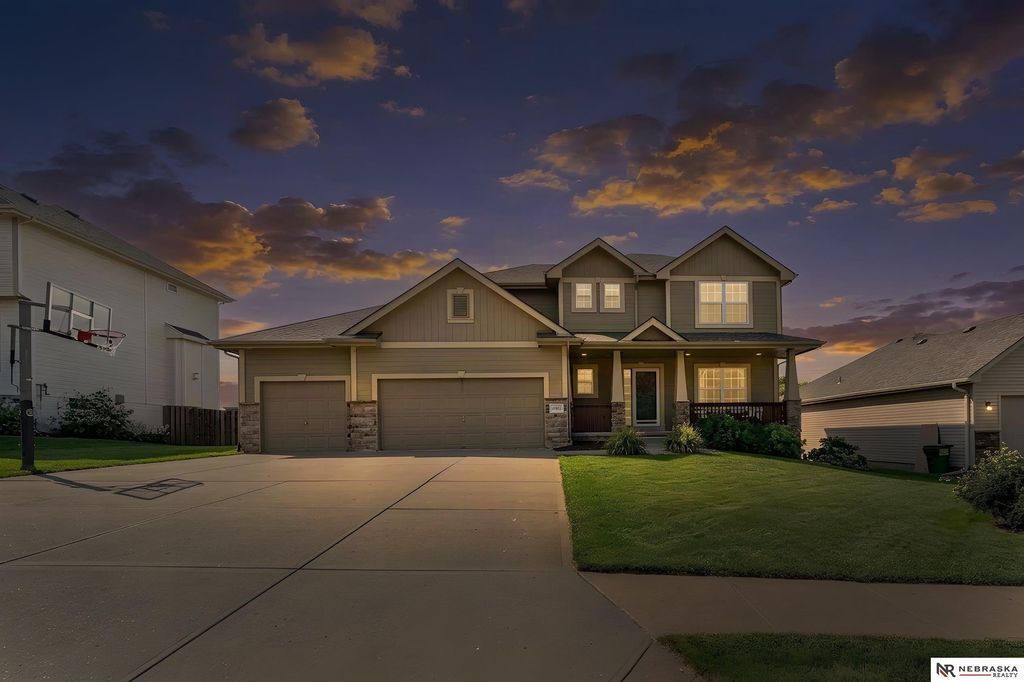 10605 Hillcrest Drive, La Vista, NE 68128