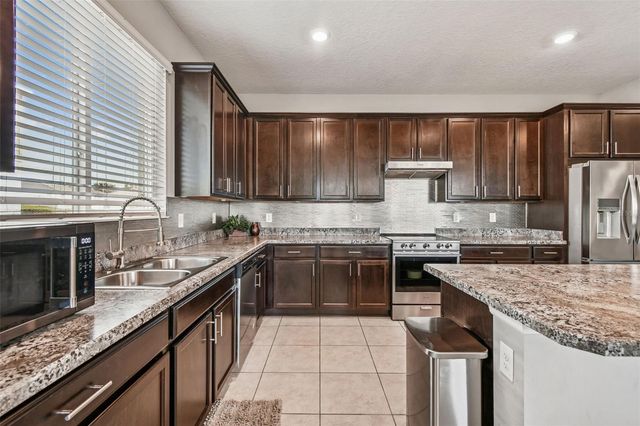 2305 GLADIOLUS LANE, Mascotte, FL 34753