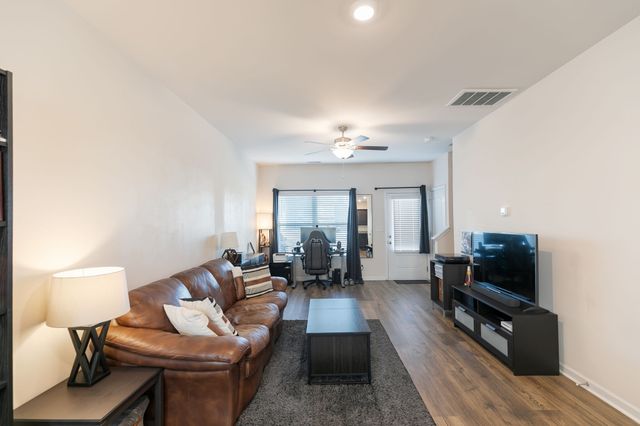 8110 Logan Dr, La Vergne, TN 37086