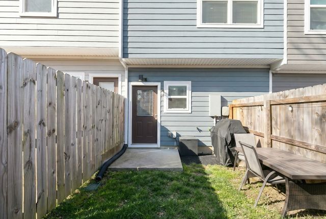 8110 Logan Dr, La Vergne, TN 37086