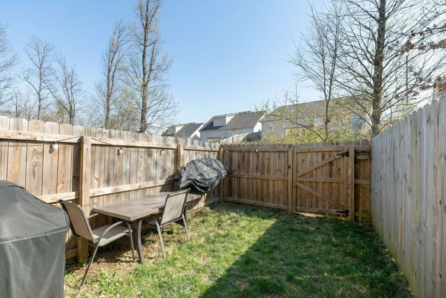 8110 Logan Dr, La Vergne, TN 37086