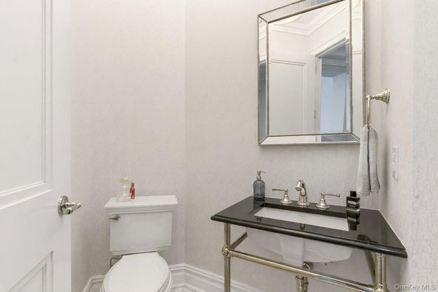 5000 Royal Court 5014, North Hills, NY 11040
