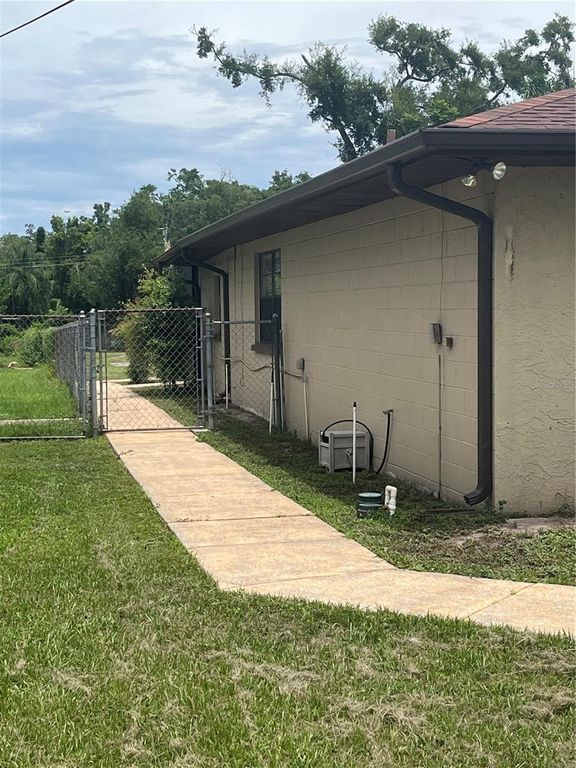 Image 2 of property listing at 202 E 127TH AVENUE, Tampa, FL 33612