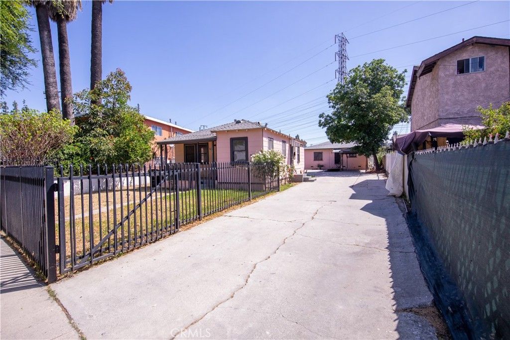 Image 4 of property listing at 8022 Felix, Bell Gardens, CA 90201