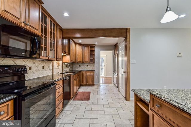9929 HEMLOCK WOODS LN, Burke, VA 22015