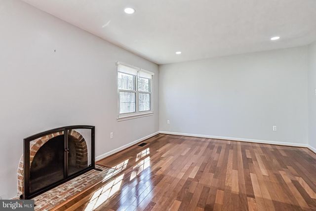 9929 HEMLOCK WOODS LN, Burke, VA 22015
