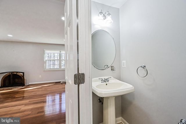 9929 HEMLOCK WOODS LN, Burke, VA 22015