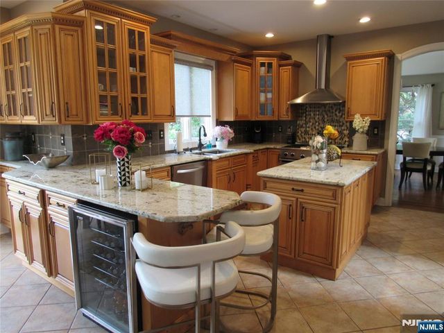 5 Pilgrim Court, Cedar Grove, NJ 07009