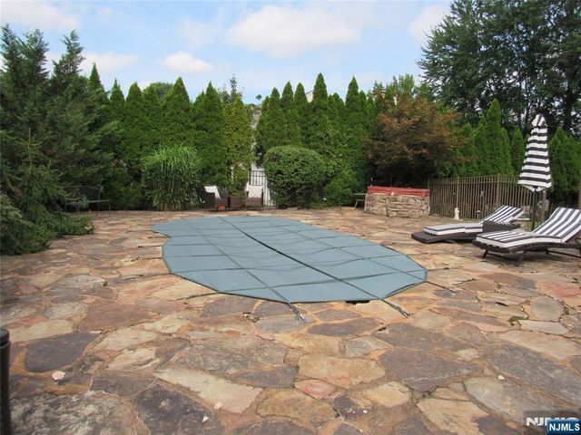 5 Pilgrim Court, Cedar Grove, NJ 07009