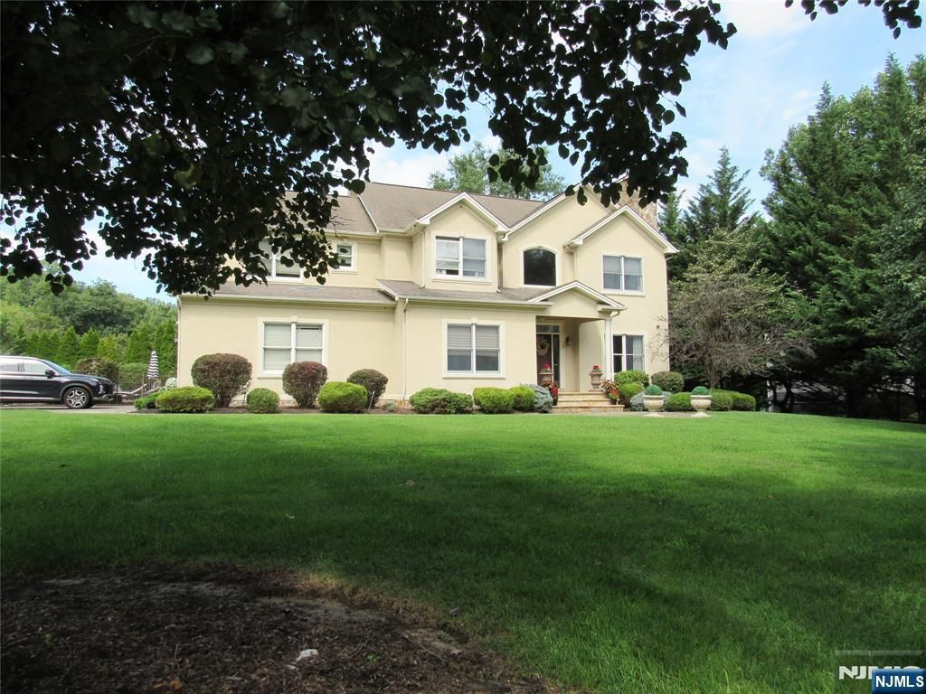 5 Pilgrim Court, Cedar Grove, NJ 07009