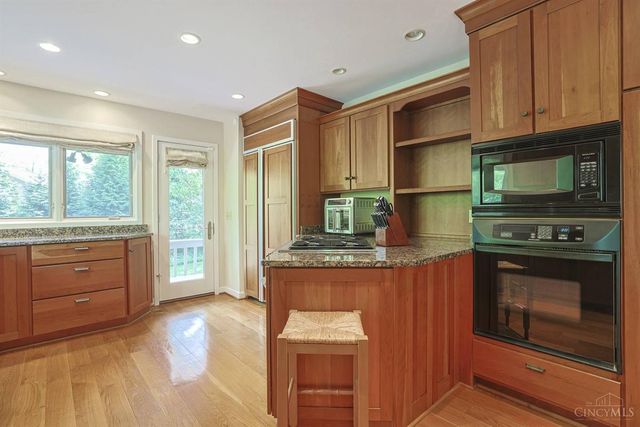 26 Trailbridge Drive, Blue Ash, OH 45241