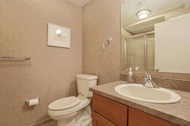 26 Trailbridge Drive, Blue Ash, OH 45241