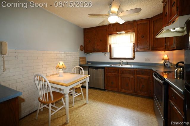 9556 Round Lake Boulevard, White Lake, MI 48386