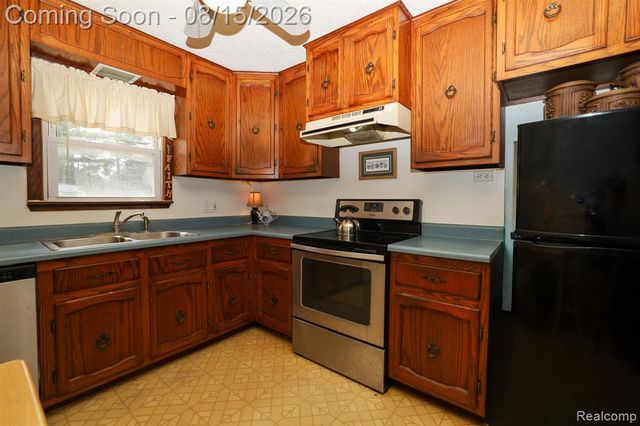 9556 Round Lake Boulevard, White Lake, MI 48386
