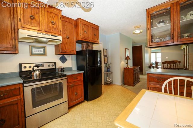 9556 Round Lake Boulevard, White Lake, MI 48386