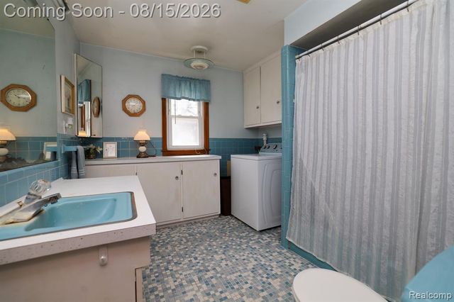 9556 Round Lake Boulevard, White Lake, MI 48386