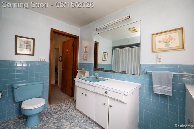 9556 Round Lake Boulevard, White Lake, MI 48386