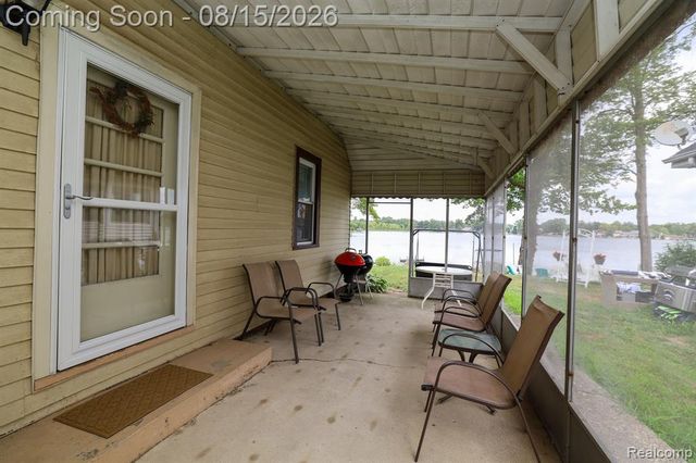 9556 Round Lake Boulevard, White Lake, MI 48386