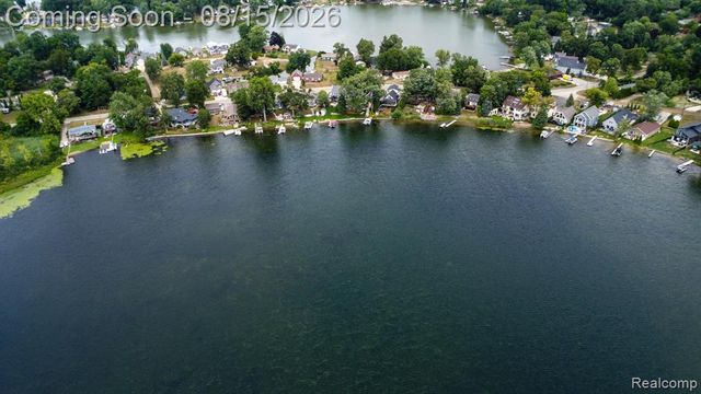 9556 Round Lake Boulevard, White Lake, MI 48386