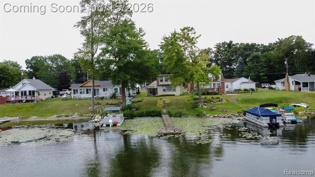 9556 Round Lake Boulevard, White Lake, MI 48386