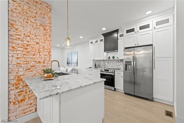 1422 W 77th Street, Cleveland, OH 44102