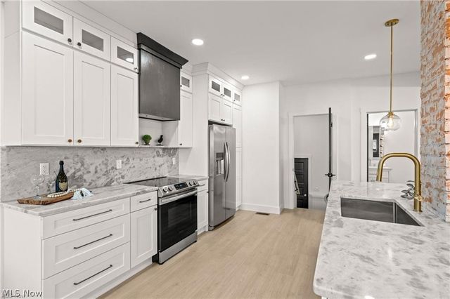 1422 W 77th Street, Cleveland, OH 44102