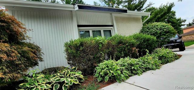 28740 Appleblossom Lane, Farmington, MI 48331