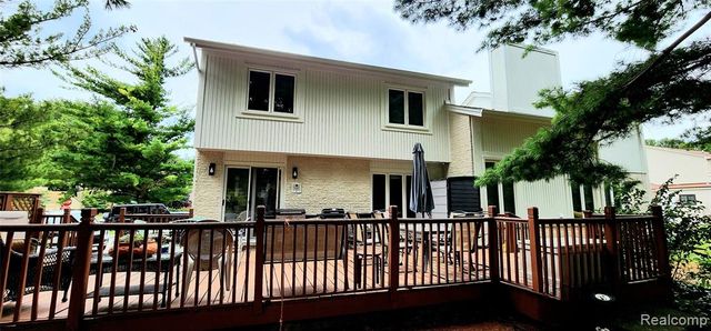 28740 Appleblossom Lane, Farmington, MI 48331