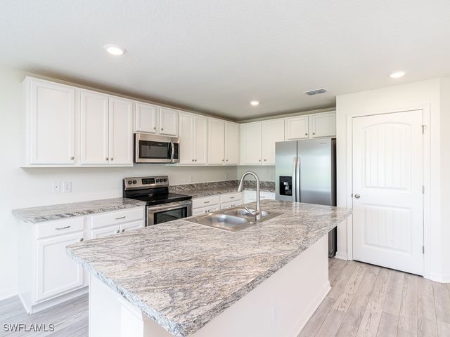 1125 Jacaranda PKY E, Cape Coral, FL 33909