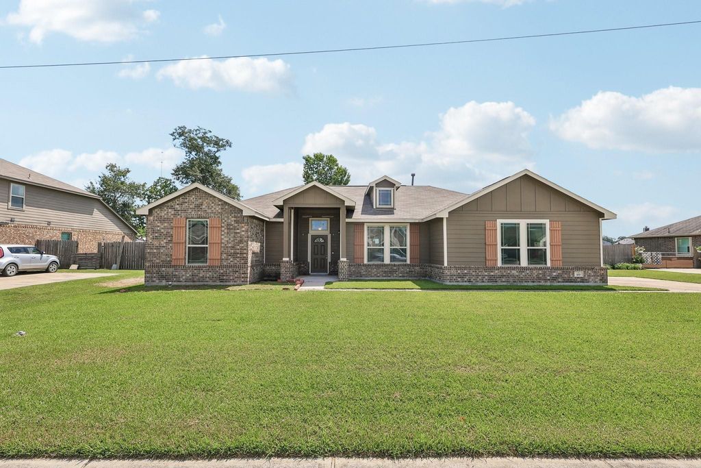 100 Jessica Drive, Dayton, TX 77535