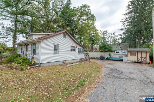 51 Lakeview Avenue, Ringwood, NJ 07456